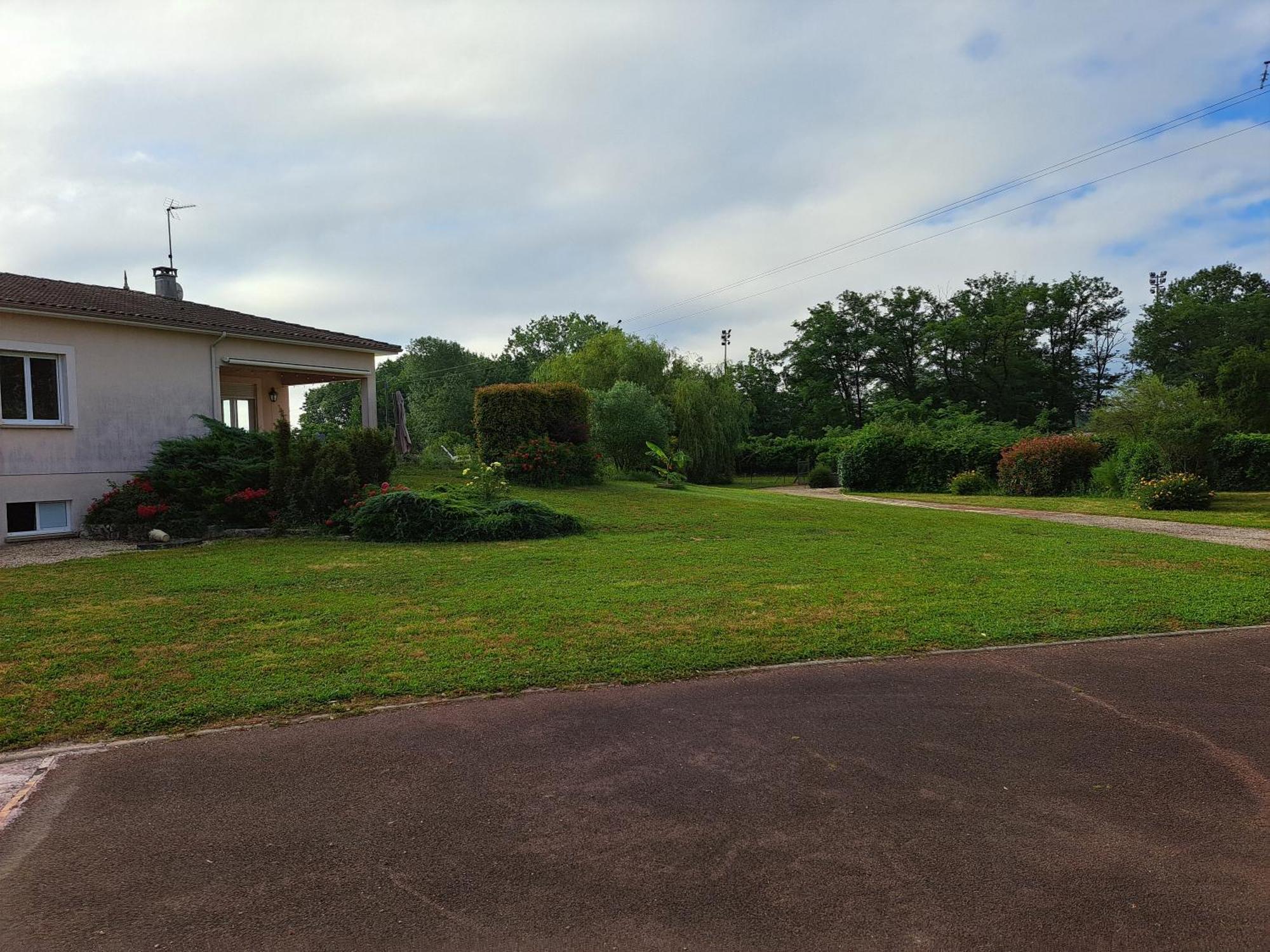 A La Source Villa Saint-Medard-de-Guizieres Exterior photo